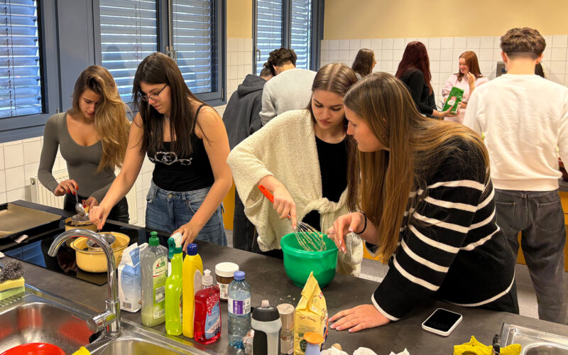 Weihnachtsbäckerei in der 2S